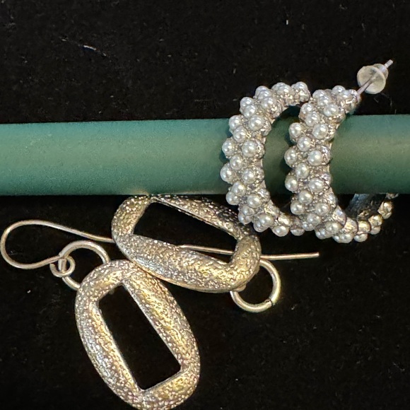 Vintage  earrings , 2 pairs classic look. Faux tiny pearls And silver lo… - Picture 4 of 5